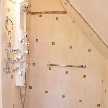 4 Bedroom Beautiful In Bosroumois